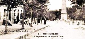 869- Beni-Mered - La colonne et le grand cafe2